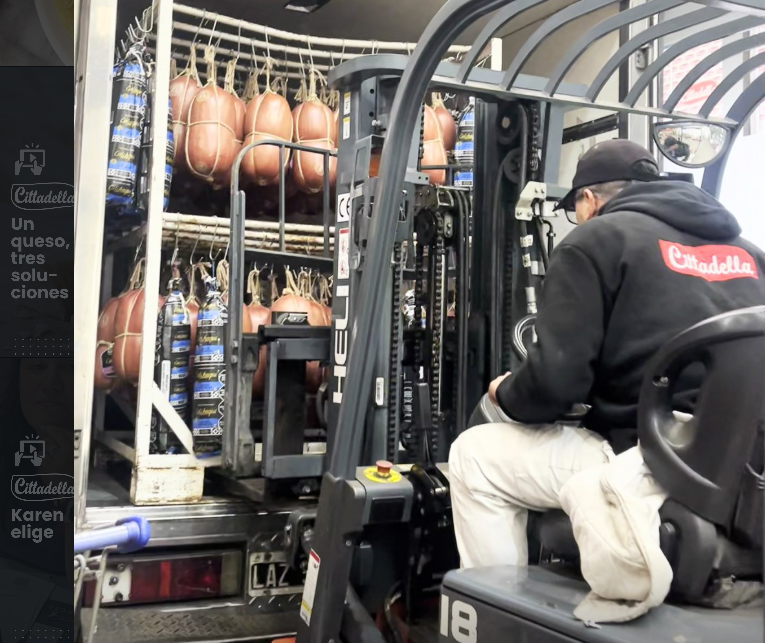 Equipo preparando un pedido en un depósito de alimentos